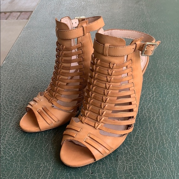 Vince Camuto Shoes - Vince Camuto Effel tan/beige women’s size 7 shoes